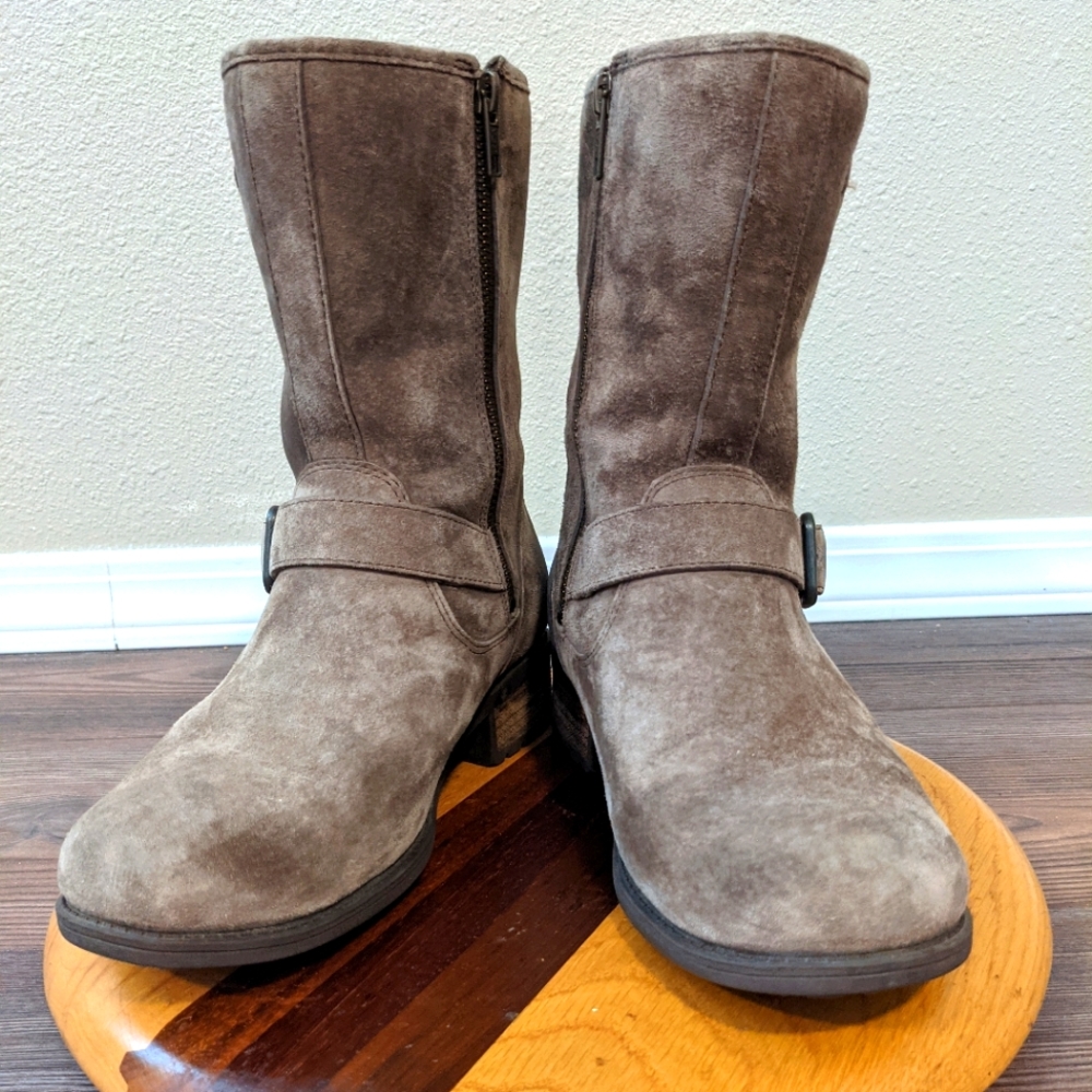 Size 7 Ugg Chaney boots tan suede